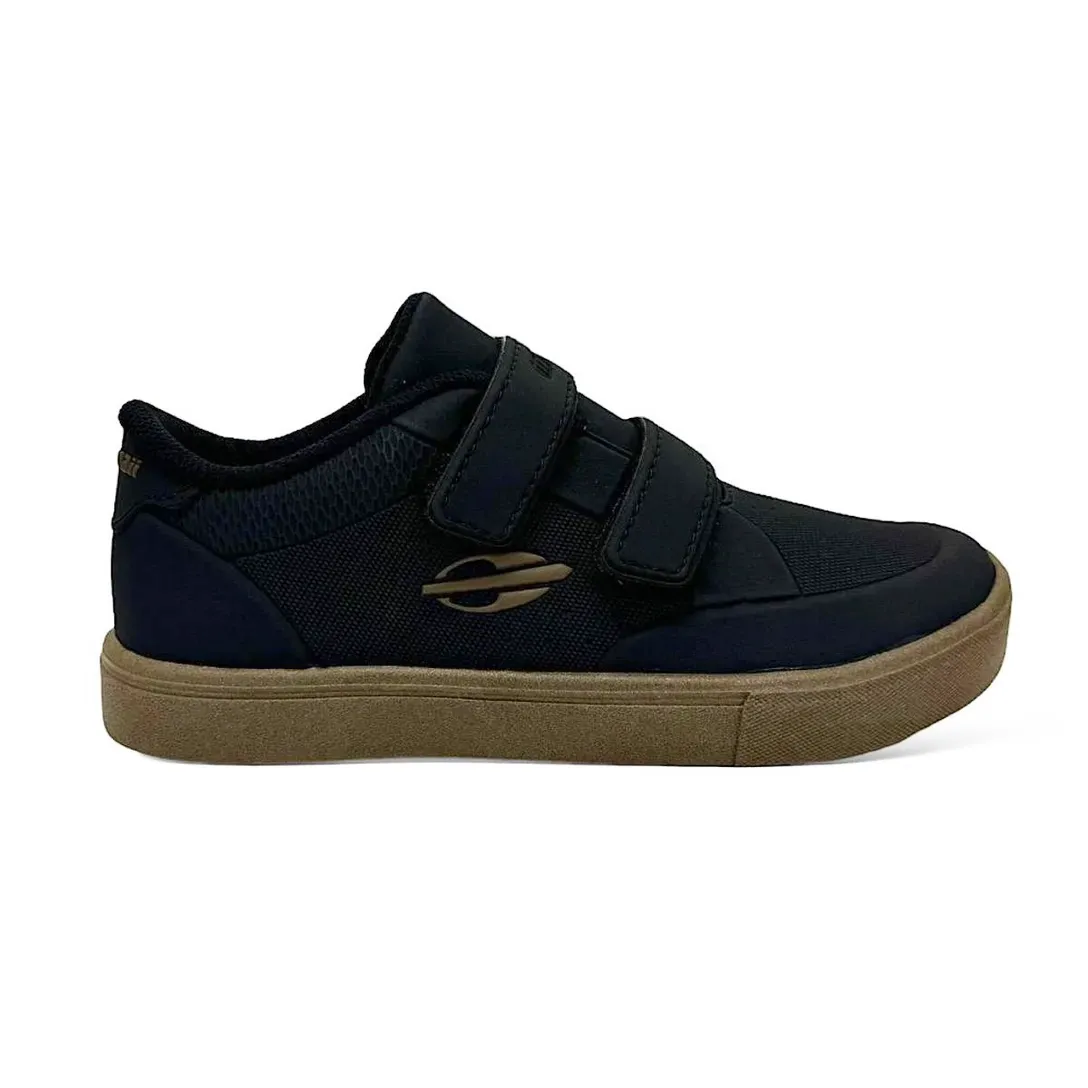 Tênis Mormaii Infantil Urban Free Jr Preto em ângulo frontal com fechamento em velcro e solado marrom com padrão de ondas